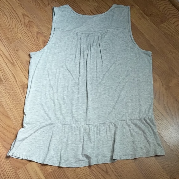 ⭐ Banana Republic Light Gray V-neck Peplum Tank - Picture 7 of 8